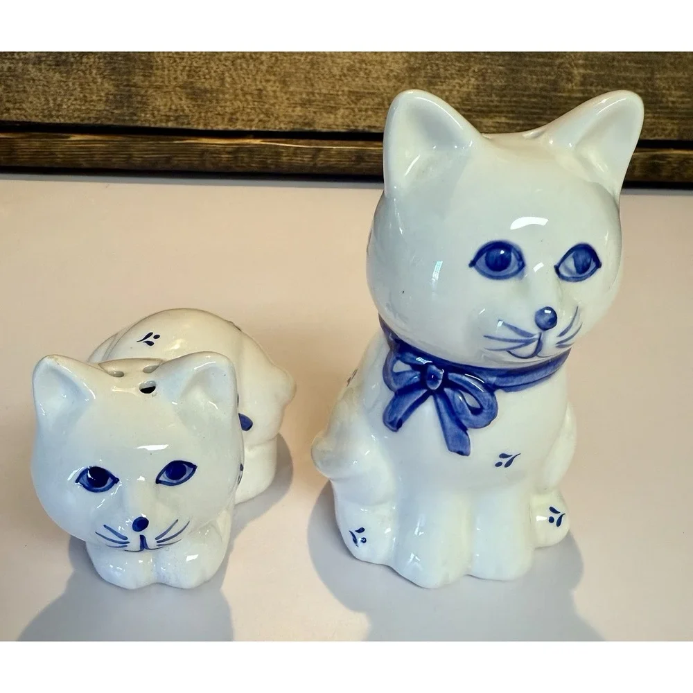 Enesco Blue And White Cat Kitten Salt And Pepper Shakers‎ Set Floral Design